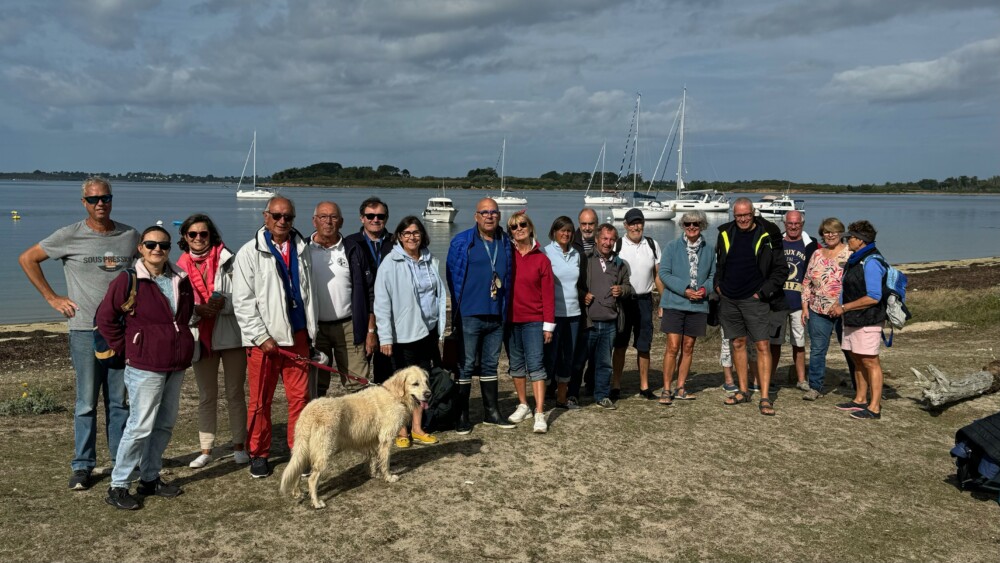 photo du groupe avant la visite et piquenique sur l'Ile d'Ilur